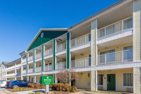 Отель HomeTowne Studios by Red Roof Nashville - Airport/Briley Pkwy  Нашвилл